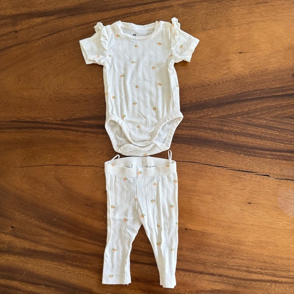 H&M Peaches Cream Baby Girl Outfit with Floral Accents Organic Cotton size 3M - Picture 1 of 5